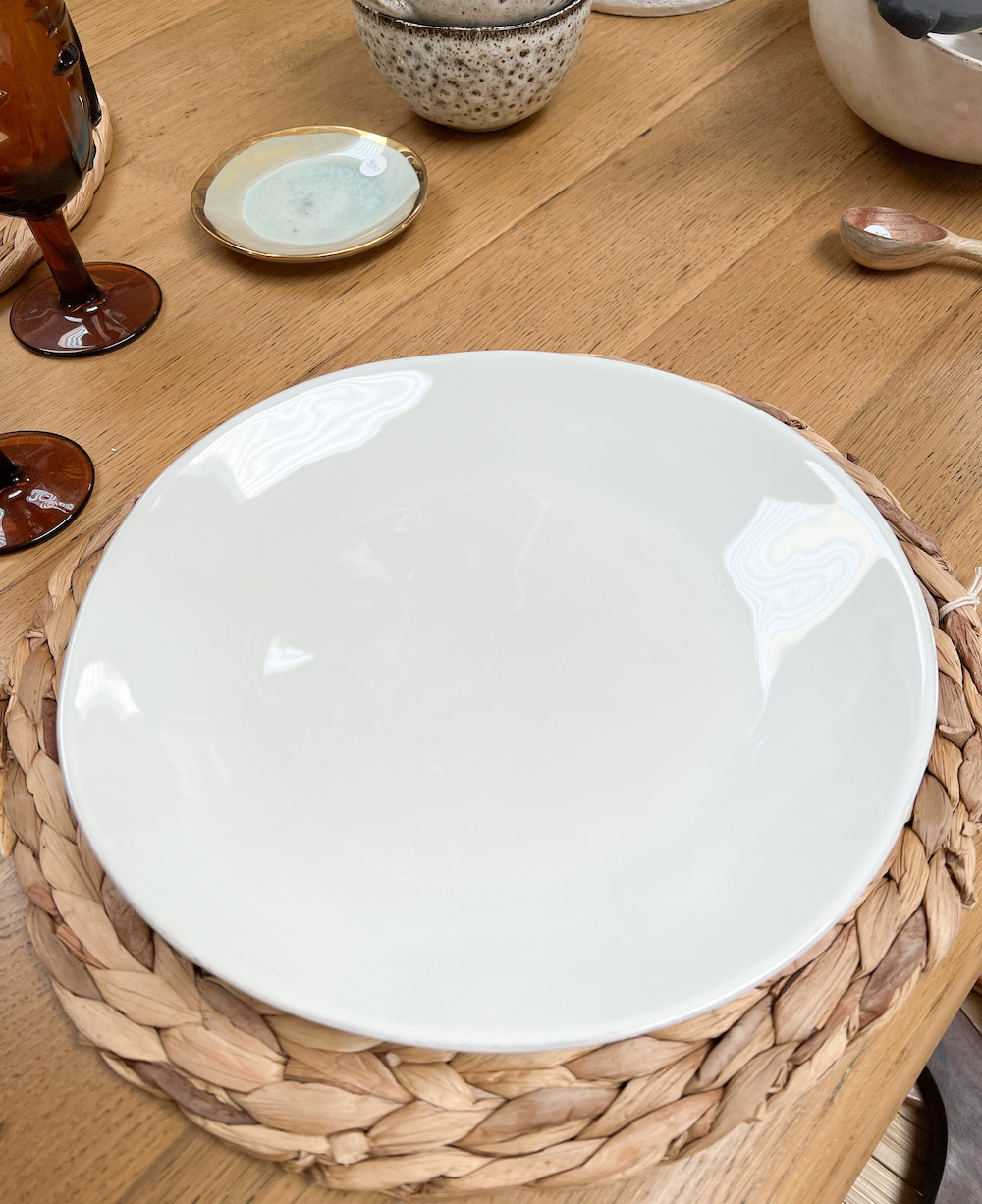vaisselle modèle décoration poterie assiette bol des cultures artisanat  céramique fleuri généré par ai 26451621 Photo de stock chez Vecteezy